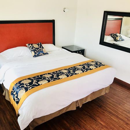 Norwalk Inn & Suites Экстерьер фото